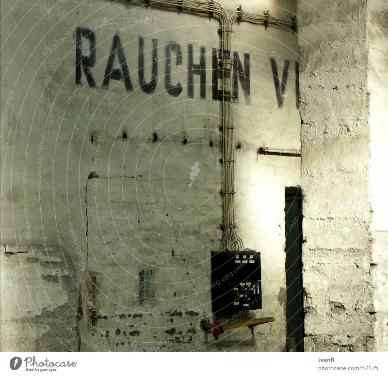 non-smoker Rauchen verboten Sicherungskasten Bremen grau Güterbahnhof Beton Fenster Platz Lagerhalle durchs zerbrochene fenster Kreativität