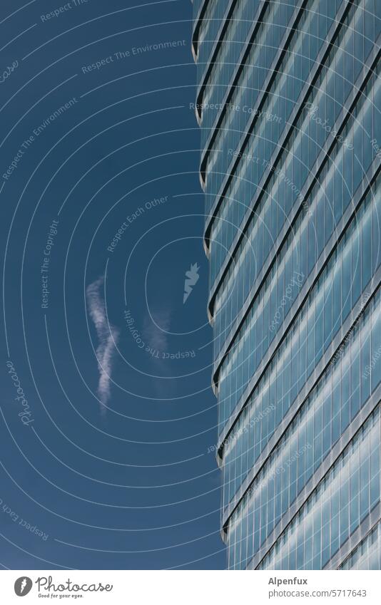 falscher Alarm | doch keine Regenwolke Wölkchen Hochhaus Himmel Sommer blau Hochhausfassade Wolke Wolken Schönes Wetter Außenaufnahme Blauer Himmel Tag Farbfoto