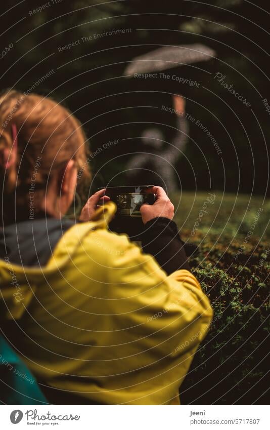 Mein allerletztes Lieblingsthema | Mit dem Regenschirm unterwegs Herbst Menschen Wald Frau Schirm Wetter Park dunkel Hamburg Usertreffen Schutz Wetterschutz