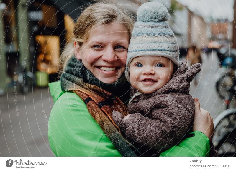 Mutter mit Baby lächeln in die Kamera Kind Mama Kleinkind Frau jung blond Porträt Familie Lächeln niedlich Kindheit Eltern Fröhlichkeit Familie mit einem Kind