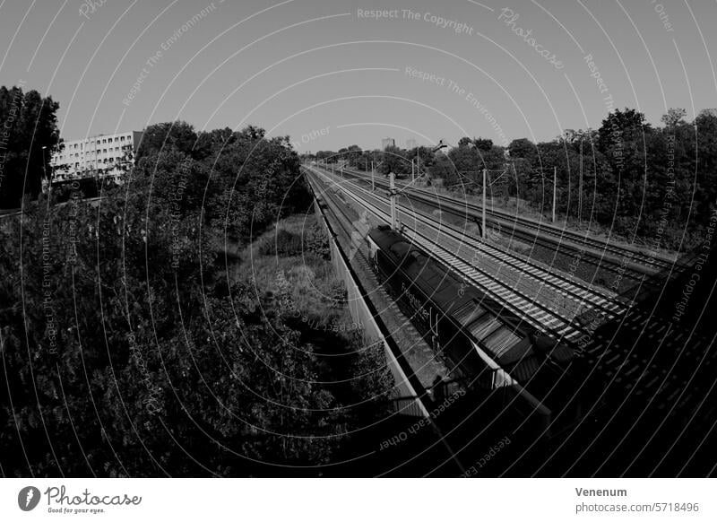 Analoge Schwarzweißfotografie, Bahngleise und geparkter Zug in der Kleinstadt Luckenwalde bei Berlin analog Analogfoto Analogfotografie Analoges Foto