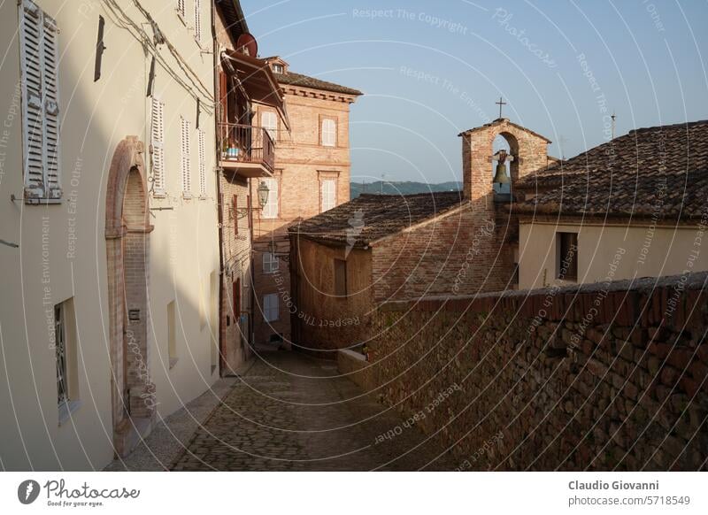 Amandola, historische Stadt in den Marken, Italien Europa fermo Marche Architektur Gebäude Großstadt Stadtbild Farbe Tür Außenseite Haus alt im Freien