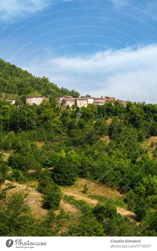 Ländliche Landschaft bei Fiastra, Marken, Italien. Altes Dorf Amandola Europa Macerata Pieca Farbe Tag Feld grün Hügel historisch Natur alt Fotografie Pflanze