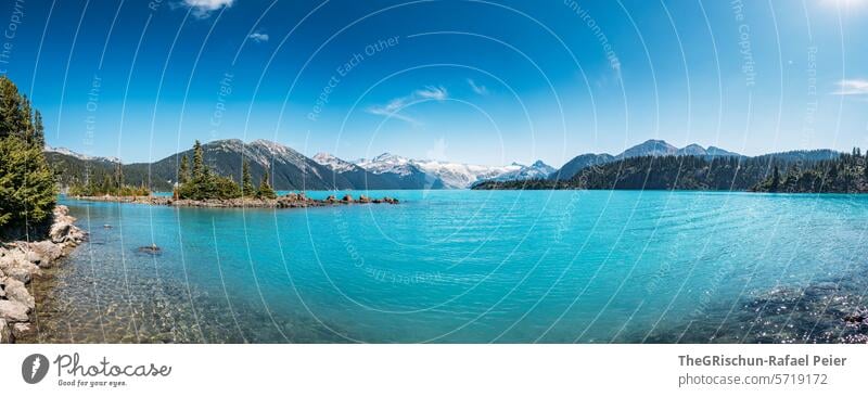 kleine Insel mit Bäume im See vor Gebirge Kanada Wald Berge u. Gebirge aussicht wandern Baum Panorama (Aussicht) Blauer Himmel sonnig wandernd Urlaub Ferne