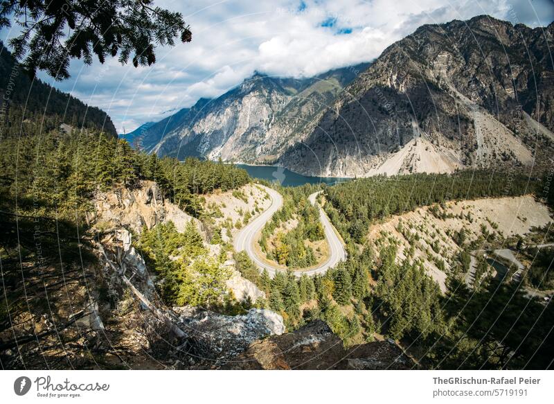 Sicht auf Strasse von Oben - strasse macht einen riesen Bogen Straße Kanada Wald See Berge u. Gebirge lillooet reisen Autofahren Wasser Baum Bäume waldgebiet