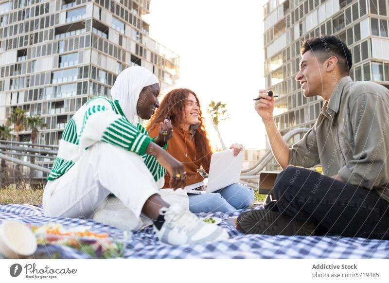 Multiethnische Studenten teilen sich eine Mahlzeit und lernen im Freien Picknick Schüler Laptop Lebensmittel Vielfalt multiethnisch Afroamerikaner Frau Mann