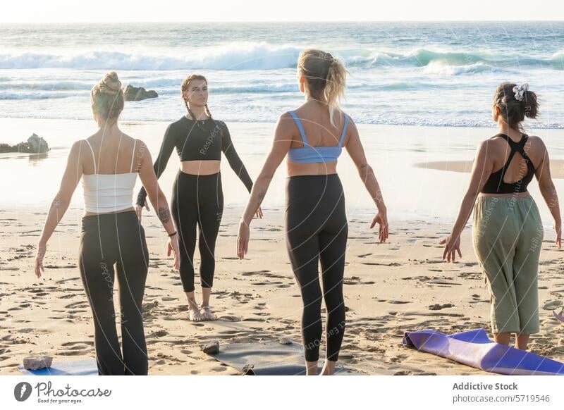 Yogastunde am Strand mit einer Gruppe von Frauen Klasse Menschengruppe Übung Wellness Fitness tadasana Berg-Pose Erholung Gesundheit Gelassenheit Meer Sand