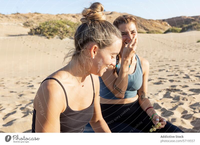 Freunde genießen das Gespräch am Strand bei Sonnenuntergang Freundschaft Frauen Erholung freudige sandig Freizeit Glück Lächeln Lachen lässig sonnig Küstenlinie