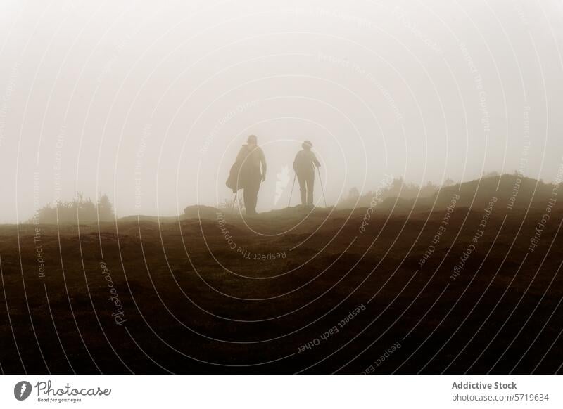 Neblige Wanderung an den Bunten Klippen von Jaizkibel in Gipuzkoa Wanderer Trekking Nebel farbige Klippen gipuzkoa Gelände Gelassenheit Küstenstreifen