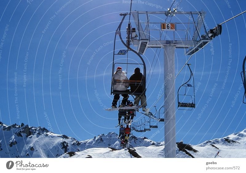 liftboys01 Winter Snowboard Sport Schnee Berge u. Gebirge Alpen Schneebedeckte Gipfel aufwärts hoch Sesselbahn Skilift Snowboarder Skifahrer hintereinander