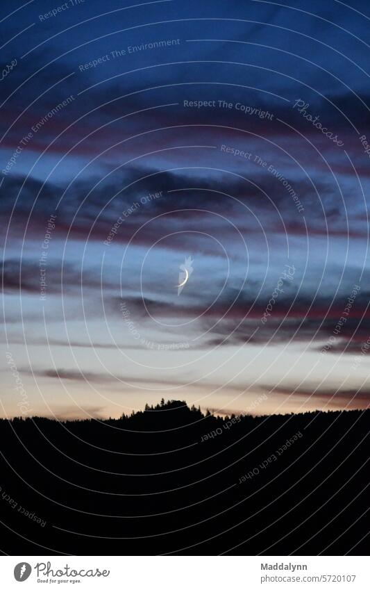 Ein malerischer Sonnenuntergang mit einem atemberaubenden Blick auf den Mond Landschaft Mondphase Himmel Natur Abend im Freien Berge u. Gebirge Dämmerung