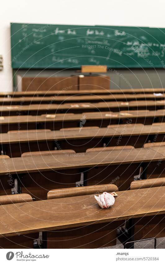 Uni Denken Bildung Hörsaal Lehre Schulunterricht studieren Universität klug Tafel Karriere schultisch Schulbank Schule Studium lernen Erfolg Prüfung & Examen