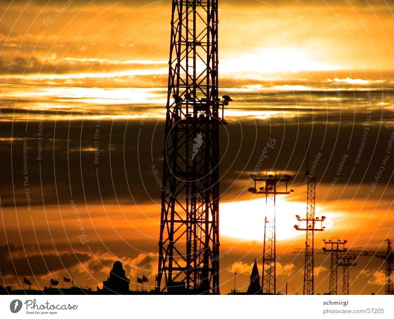 Sonne der Industrie Sonnenuntergang Hochspannungsleitung gelb schwarz Wolken Stimmung braun Himmel Abend orange Strommast ambience