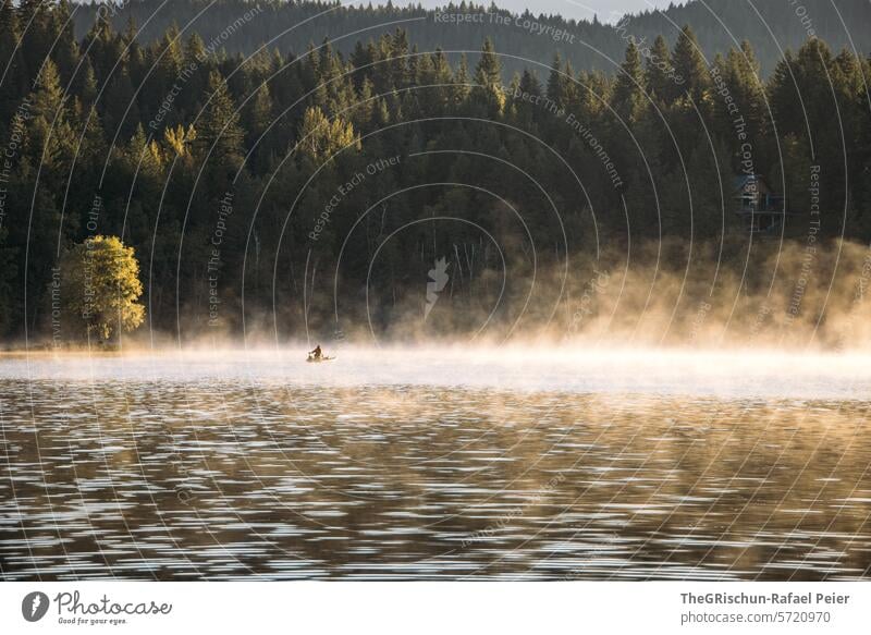 kanufahrer auf dem See - über dem See hängt noch Morgennebel Kanu Mann Ausfahrt Nebel Stimmung morgenlicht Landschaft Natur Morgendämmerung ruhig Morgenstimmung