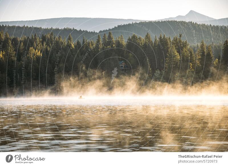 kanufahrer auf dem See - über dem See hängt noch Morgennebel Kanu Mann Ausfahrt Nebel Stimmung morgenlicht Landschaft Natur Morgendämmerung ruhig Morgenstimmung