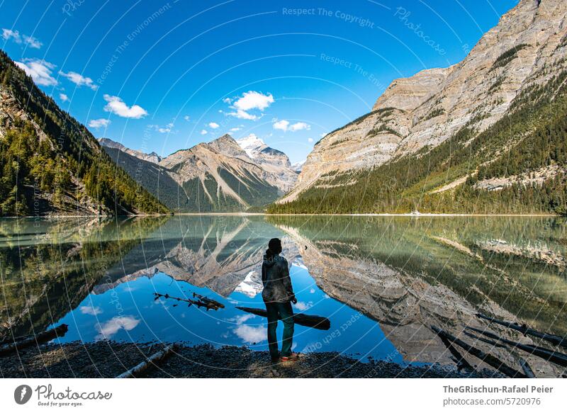 Frau steht an einem See - das ganze Panorama spiegelt sich im See spiegeln kinney lake Aussicht Wasser Panorama (Aussicht) Farbfoto Spiegelung Bergpanorama