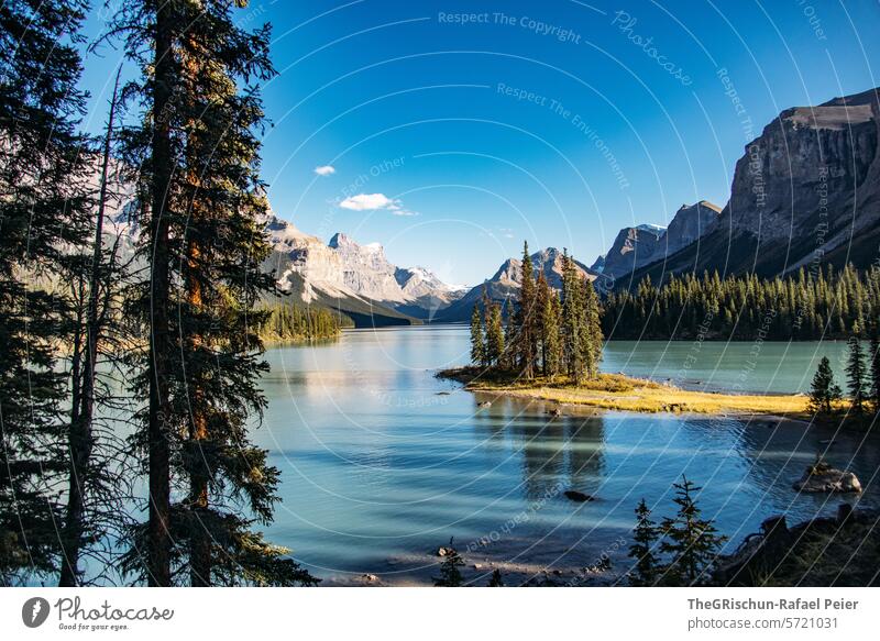 Bild von Spirit-Island auf dem Maligne Lake (Jasper) See Berge u. Gebirge Kanada reisen Bootsfahrt blau türkis touristisch Tourismus Außenaufnahme Farbfoto