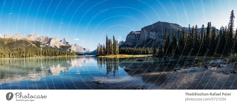 Panorama von Spirit-Island auf dem Maligne Lake (Jasper) bei schönem Wetter See Berge u. Gebirge Kanada reisen Bootsfahrt blau türkis touristisch Tourismus