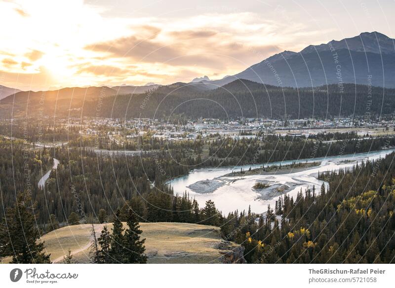 Aussicht von Oben auf Jasper Alberta See blau Berge u. Gebirge Kanada Rocky Mountains Außenaufnahme Nordamerika Ferien & Urlaub & Reisen Farbfoto Landschaft