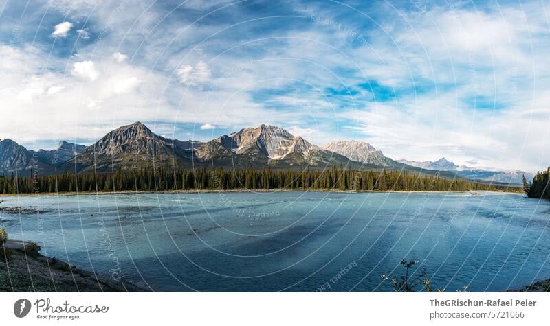 Fluss mit Berge im Hintergrund - Panorama Kanada Berge u. Gebirge Wolken Wasser Icefield Parkway Rocky Mountains Ferien & Urlaub & Reisen Außenaufnahme Farbfoto