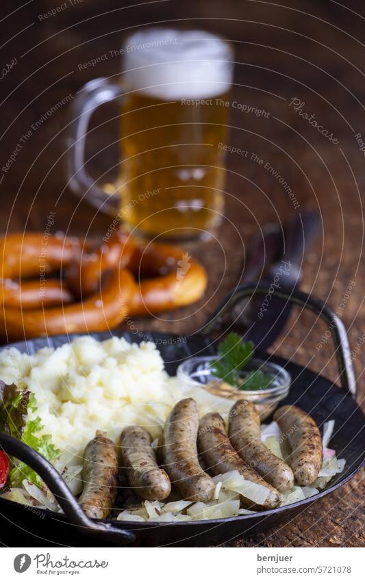 Nürnberger Würstchen mit Sauerkraut auf Holz fleisch essen scharf gebraten wurst bratwurst holz bayern nürnberg tisch gegrillt oktoberfest deutschland snack