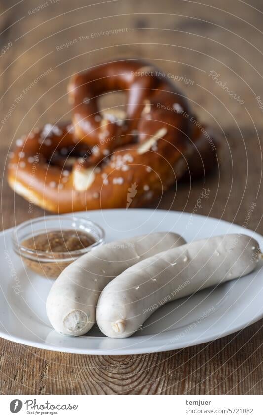 Bayerische Weißwürste auf Holz Weißwurst Fleisch Bayern Essen Kalbfleisch München Oktoberfest Fest Tradition Brezel weiß Senf rustikal Schweinefleisch Wurst