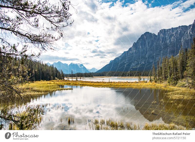 Fluss mit Berge im Hintergrund - Panorama Kanada Berge u. Gebirge Wolken Wasser Icefield Parkway Rocky Mountains Ferien & Urlaub & Reisen Außenaufnahme Farbfoto