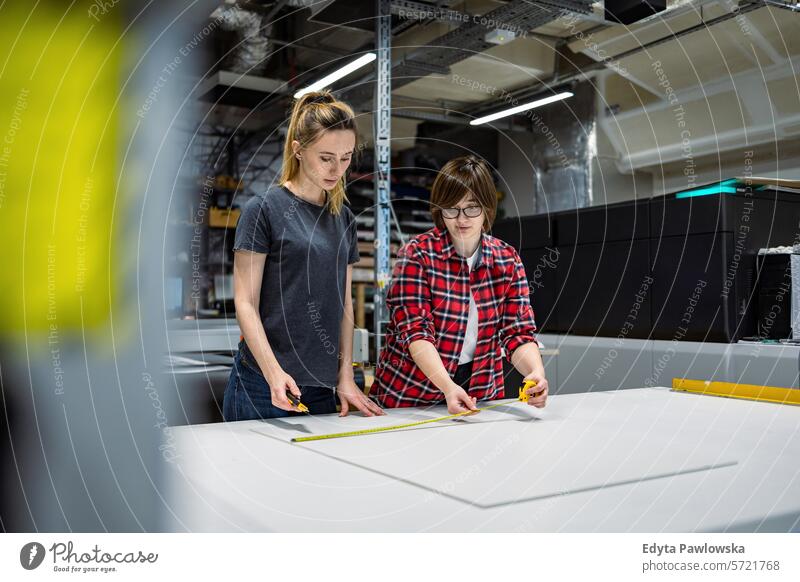 Berufstätige weibliche Angestellte in einer Druckerei Business Mitarbeiter Fabrik Frau industriell Industrie Job Güterverkehr & Logistik Herstellung Menschen