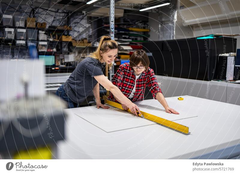 Berufstätige weibliche Angestellte in einer Druckerei Business Mitarbeiter Fabrik Frau industriell Industrie Job Güterverkehr & Logistik Herstellung Menschen