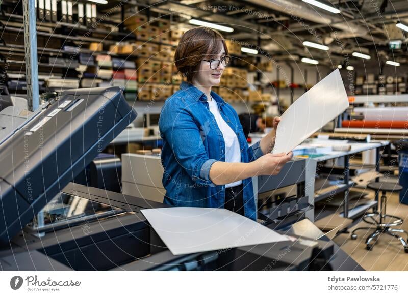 Frau bei der Arbeit in einer Druckerei Business Mitarbeiter Fabrik industriell Industrie Job Güterverkehr & Logistik Herstellung Beruf Menschen Produkt