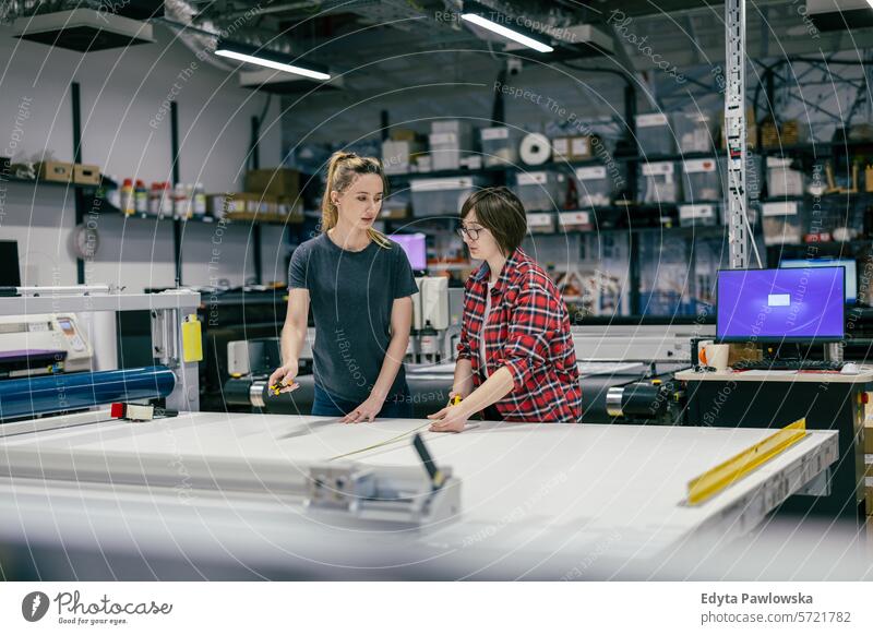 Berufstätige weibliche Angestellte in einer Druckerei Business Mitarbeiter Fabrik Frau industriell Industrie Job Güterverkehr & Logistik Herstellung Menschen