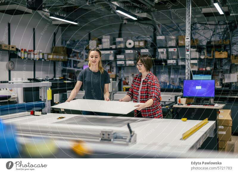 Berufstätige weibliche Angestellte in einer Druckerei Business Mitarbeiter Fabrik Frau industriell Industrie Job Güterverkehr & Logistik Herstellung Menschen