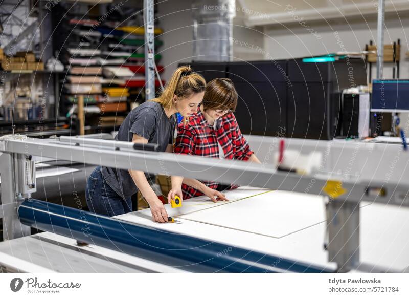 Berufstätige weibliche Angestellte in einer Druckerei Business Mitarbeiter Fabrik Frau industriell Industrie Job Güterverkehr & Logistik Herstellung Menschen