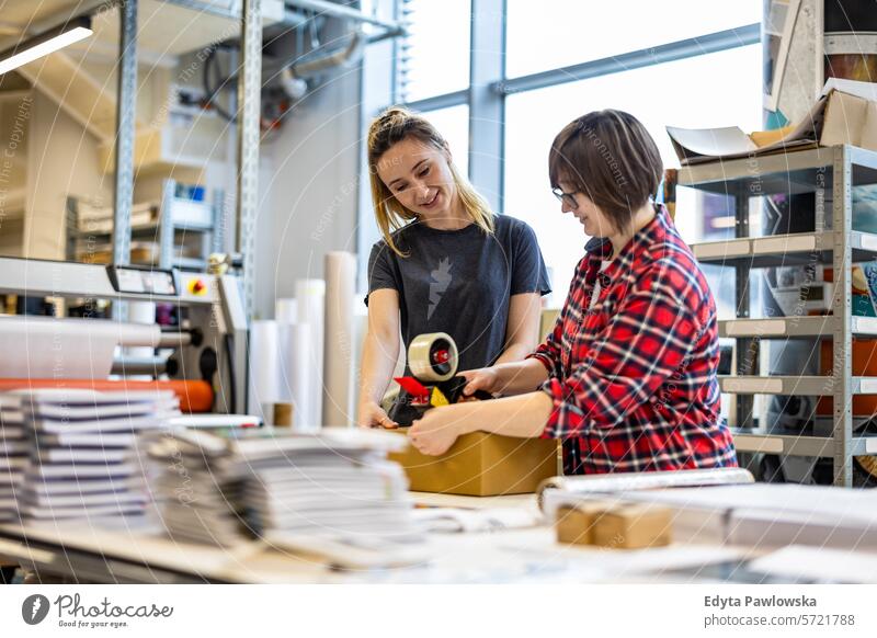 Arbeiterinnen beim Verkleben von Pappkartons Business Mitarbeiter Fabrik Frau industriell Industrie Job Güterverkehr & Logistik Herstellung Beruf Menschen