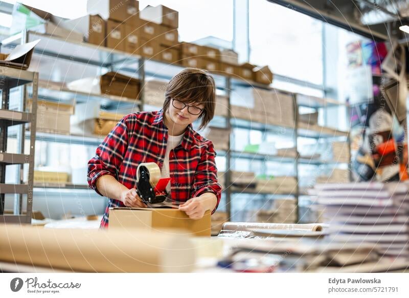 Arbeiterinnen kleben Kartonschachtel Business Mitarbeiter Fabrik Frau industriell Industrie Job Güterverkehr & Logistik Herstellung Beruf Menschen Produkt