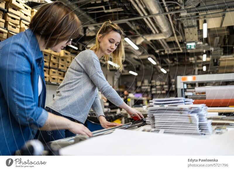 Berufstätige weibliche Angestellte in einer Druckerei Business Mitarbeiter Fabrik Frau industriell Industrie Job Güterverkehr & Logistik Herstellung Menschen