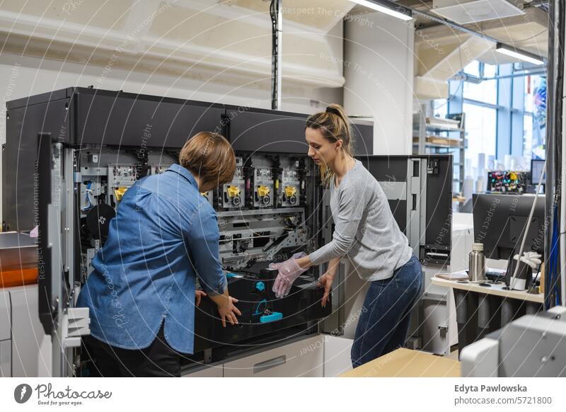 Berufstätige weibliche Angestellte in einer Druckerei Business Mitarbeiter Fabrik Frau industriell Industrie Job Güterverkehr & Logistik Herstellung Menschen