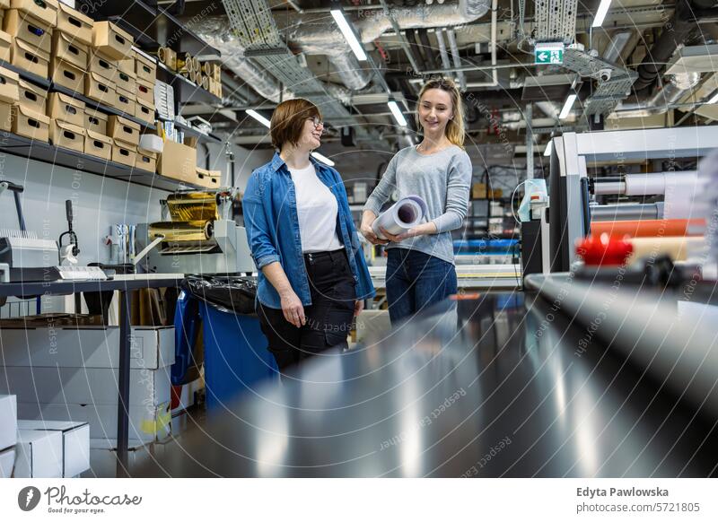 Berufstätige weibliche Angestellte in einer Druckerei Business Mitarbeiter Fabrik Frau industriell Industrie Job Güterverkehr & Logistik Herstellung Menschen