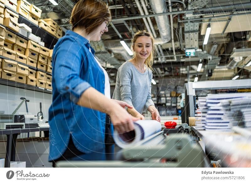 Berufstätige weibliche Angestellte in einer Druckerei Business Mitarbeiter Fabrik Frau industriell Industrie Job Güterverkehr & Logistik Herstellung Menschen