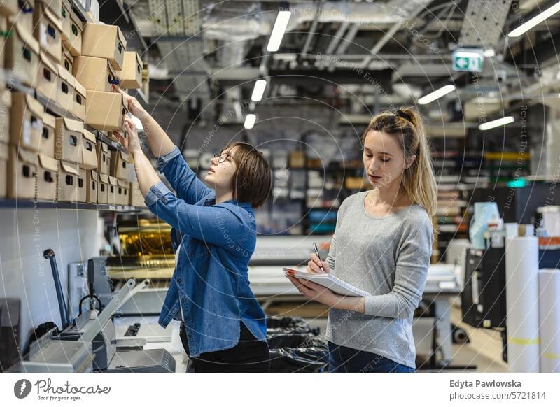 Berufstätige weibliche Angestellte in einer Druckerei Business Mitarbeiter Fabrik Frau industriell Industrie Job Güterverkehr & Logistik Herstellung Menschen