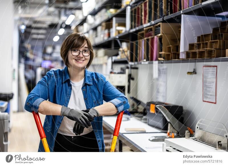 Frau bei der Arbeit in einer Druckerei Business Mitarbeiter Fabrik industriell Industrie Job Güterverkehr & Logistik Herstellung Beruf Menschen Produkt