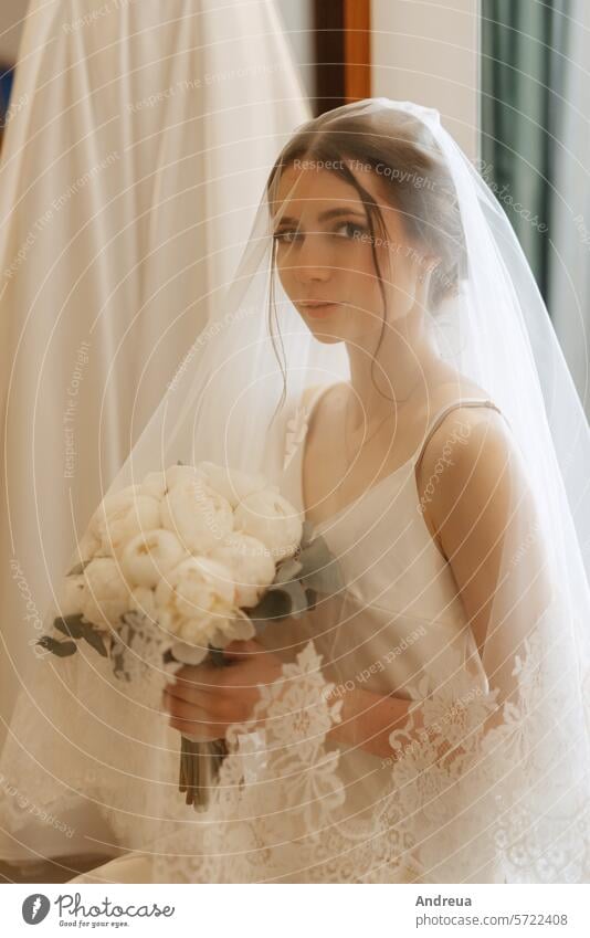 Vorbereitungen für die Braut mit dem Anziehen des Hochzeitskleides Schönheit Brautjungfernkleid Kleid Dressing Mode befestigen Gebühren Freundinnen