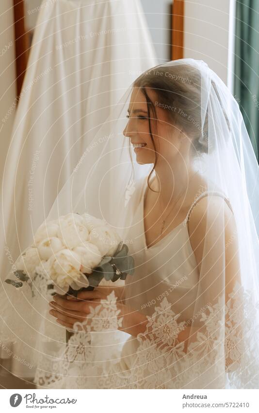 Vorbereitungen für die Braut mit dem Anziehen des Hochzeitskleides Schönheit Brautjungfernkleid Kleid Dressing Mode befestigen Gebühren Freundinnen