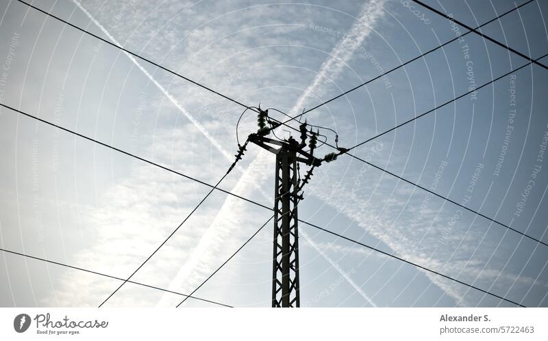 Leitungsmast vor Himmel Leitungen Kabel Elektrizität Strom Bahnhof Energiewirtschaft Technik & Technologie Stromtransport Stromleitung Oberleitung Eisenbahn