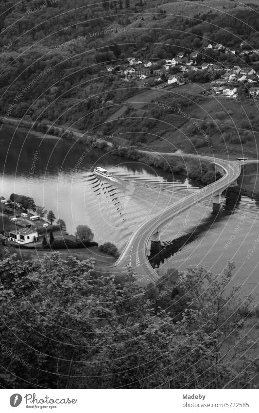 Herrliches Panorama an der Mosel mit grandioser Landschaft und moderner Brücke zwischen Berg und Tal bei Sonnenschein in Traben-Trarbach im Kreis Bernkastel-Wittlich in Rheinland-Pfalz in Deutschland in neorealistischem Schwarzweiß