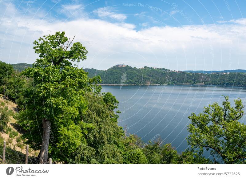 Blick auf einen See in grüner Natur Wasser Deutschland Tag Schloß Waldeck Hintergrund Bäume edersee Baum Himmel Ederstausee Europa Ansicht Burg oder Schloss