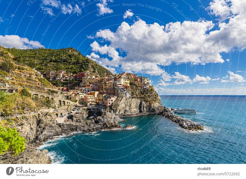 Blick auf Manarola an der Mittelmeerküste in Italien Cinque Terre Ligurien Meer Küste Riviera di Levante Italienische Riviera Dorf Architektur Haus Gebäude