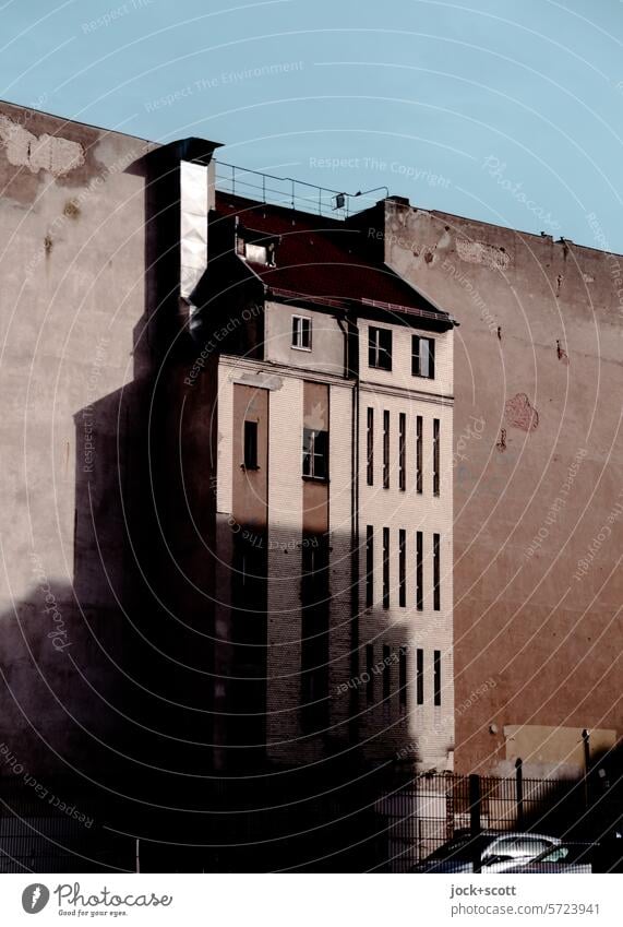 zwischen Brandmauern Hinterhaus Tiefenschärfe Wandel & Veränderung Symmetrie historisch Berlin-Mitte Fassade Wolkenloser Himmel Stadthaus trist Schatten