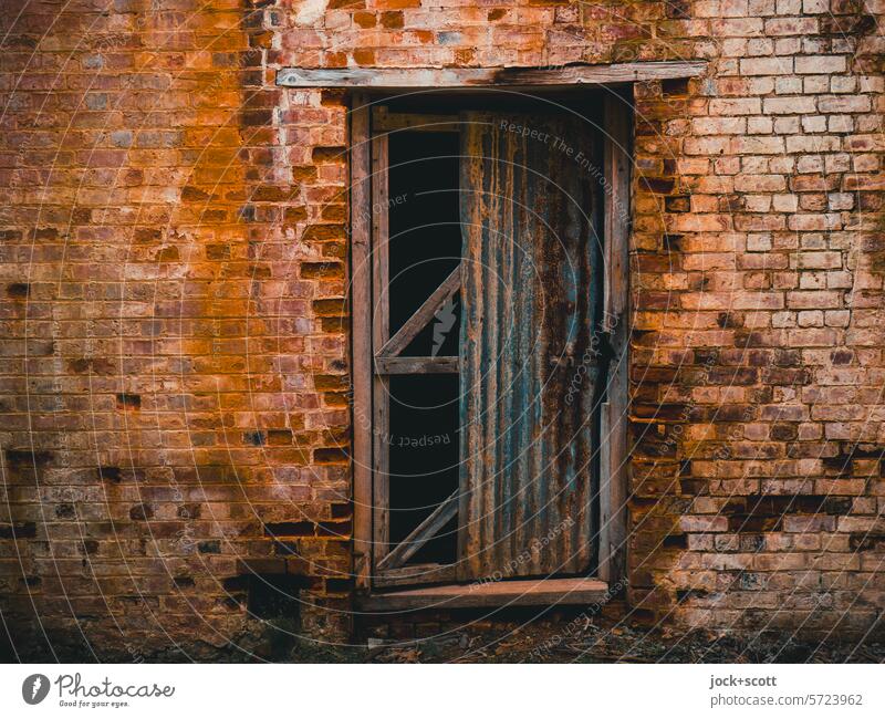 alte Ziegelsteine erzählen ihre Geschichte Wand Tür lost places Zahn der Zeit Wandel & Veränderung vergangen Ruine Vergänglichkeit verfallen verwittert