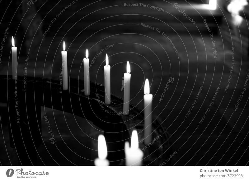Trauer Kerzen brennende Kerzen glauben besinnlich Religion & Glaube Trost trauern erinnern ruhig beten Tod Ruhe Spiritualität leuchten Christentum Gott